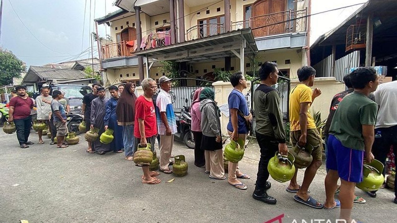 Presiden menginstruksikan agar pengecer kembali menjual LPG 3 kg, RUU BUMN disahkan, dan berbagai perkembangan politik lainnya terjadi di Indonesia pada 4 Februari 2024.