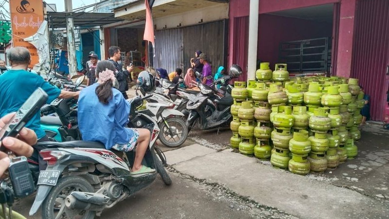 Kelangkaan gas elpiji 3 kg di Karawang membuat warga menyerbu pangkalan resmi, setelah kebijakan baru pemerintah membatasi penjualan ke pengecer, memicu kekhawatiran akan kenaikan harga.