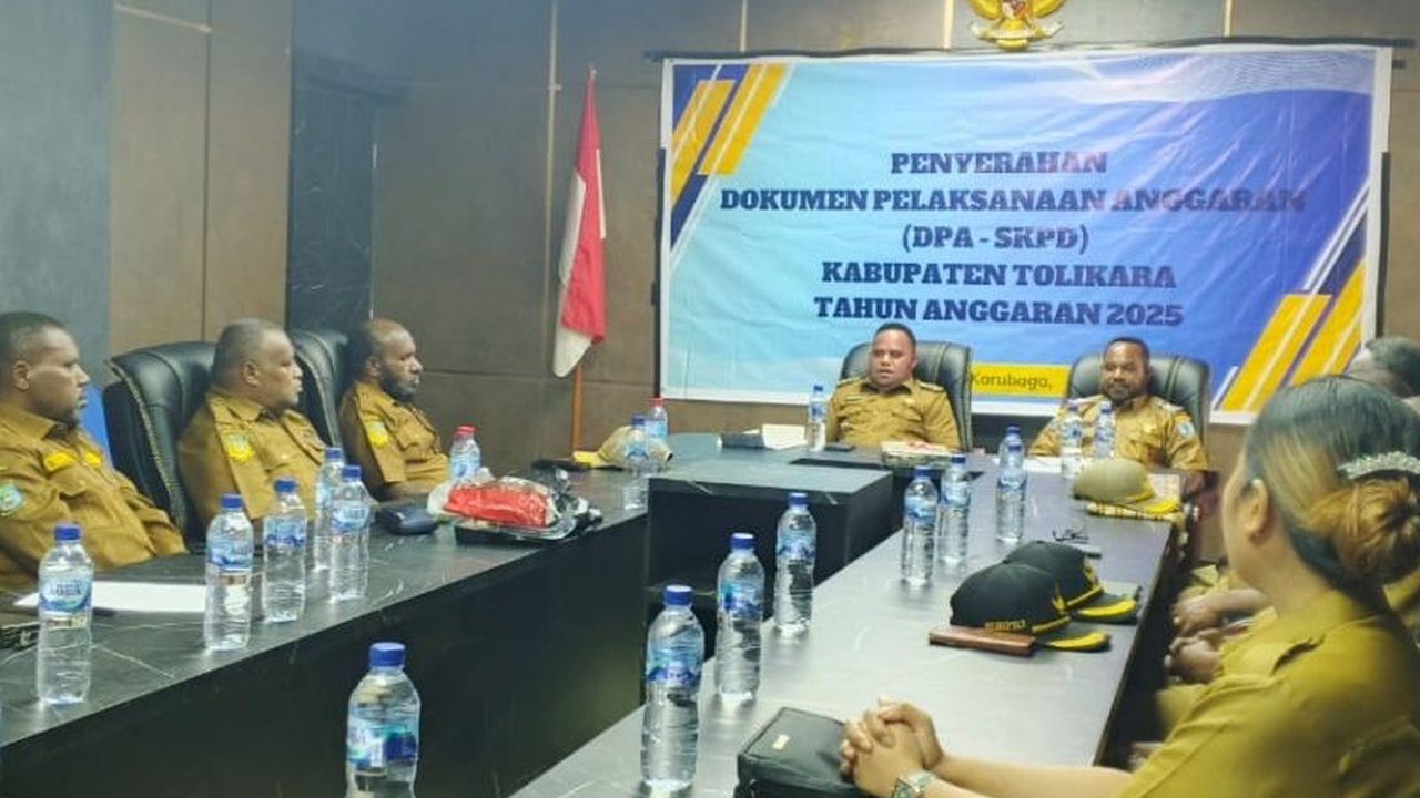 Penjabat Bupati Tolikara, Marthen Kogoya, meminta seluruh Organisasi Perangkat Daerah (OPD) meningkatkan kedisiplinan kerja untuk pelayanan masyarakat optimal, terutama setelah penyerahan DPA 2025.