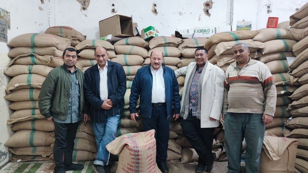 Atase Perdagangan KBRI Kairo laporkan keberhasilan ekspor 600 ton biji kopi robusta dari Lampung ke Mesir, menandai peningkatan signifikan pangsa pasar kopi Indonesia di negara tersebut.