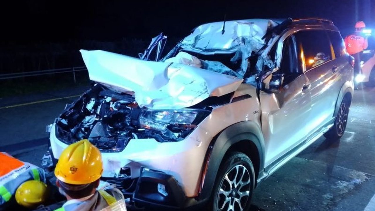 Kecelakaan antara mobil Ertiga dan truk di Tol Jombang KM 686+000 menyebabkan satu orang meninggal dunia dan tiga lainnya luka berat; polisi masih menyelidiki penyebab kecelakaan.