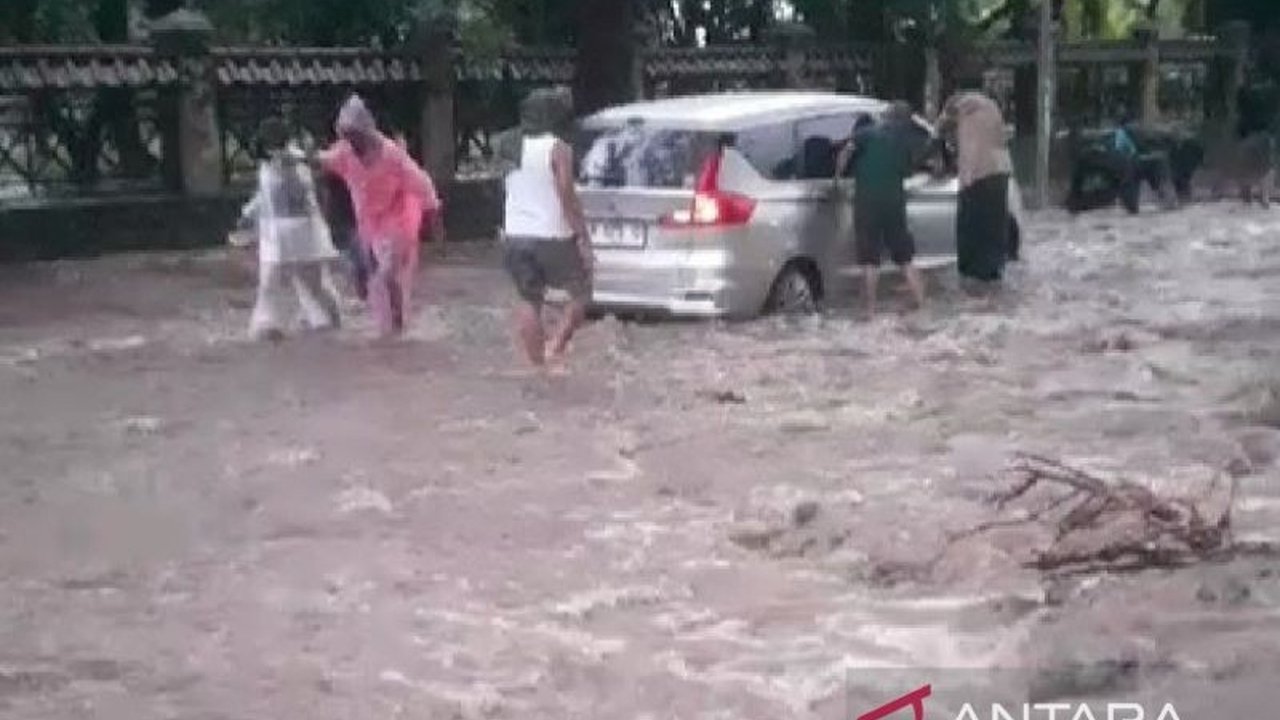 Banjir bandang yang membawa material batu dan pasir menutup akses jalan pantura Situbondo pada Rabu pagi, 5 Februari 2025, menyebabkan kemacetan panjang akibat luapan sungai dan jebolnya tanggul.