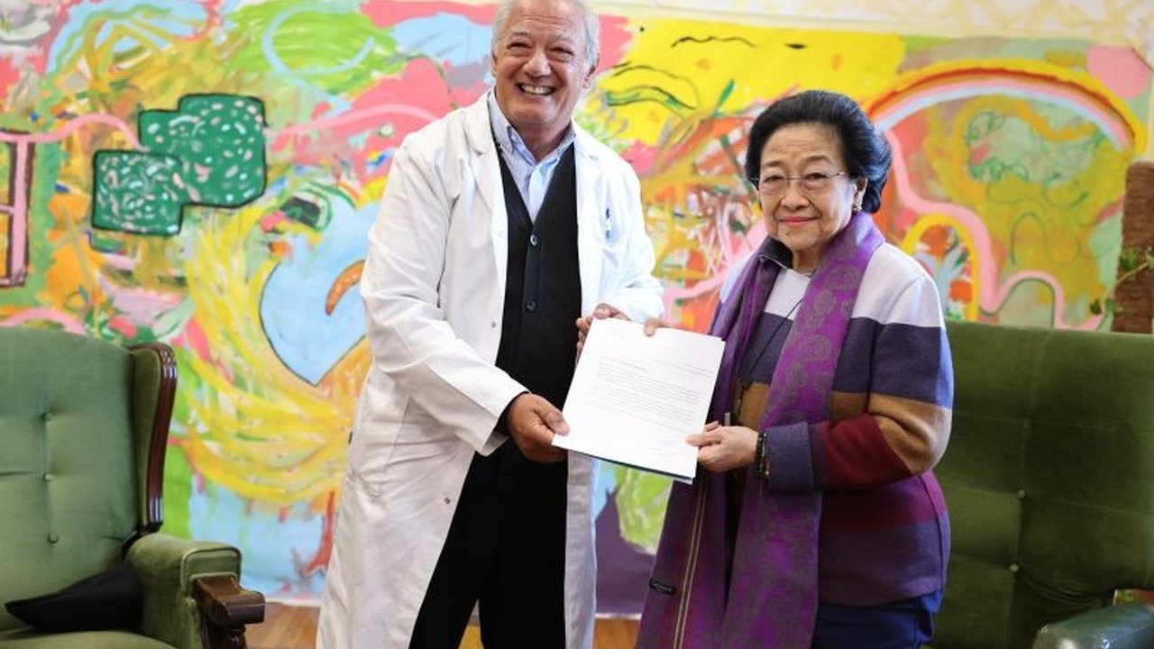 Megawati Soekarnoputri diundang Paus Fransiskus untuk menjadi penasihat Global Scholas Occurrentes, sebuah gerakan pendidikan global yang fokus pada anak muda lintas negara dan agama,  dengan harapan dapat berkontribusi dalam pengembangan Scholas di Indon