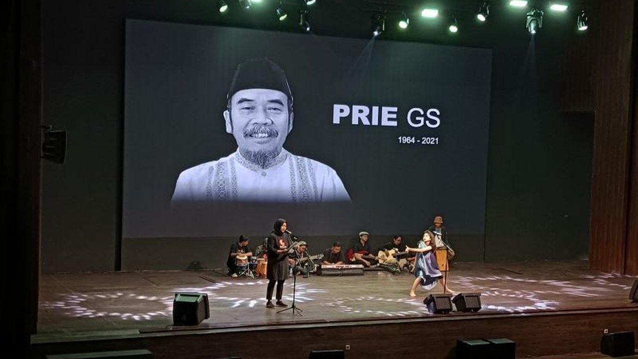 Akademisi dan seniman Semarang menggelar 'Umbul Donga', sebuah acara penghormatan dan doa untuk para budayawan Jawa Tengah yang telah berpulang, menampilkan puisi, teater, dan musikalisasi karya-karya mereka.