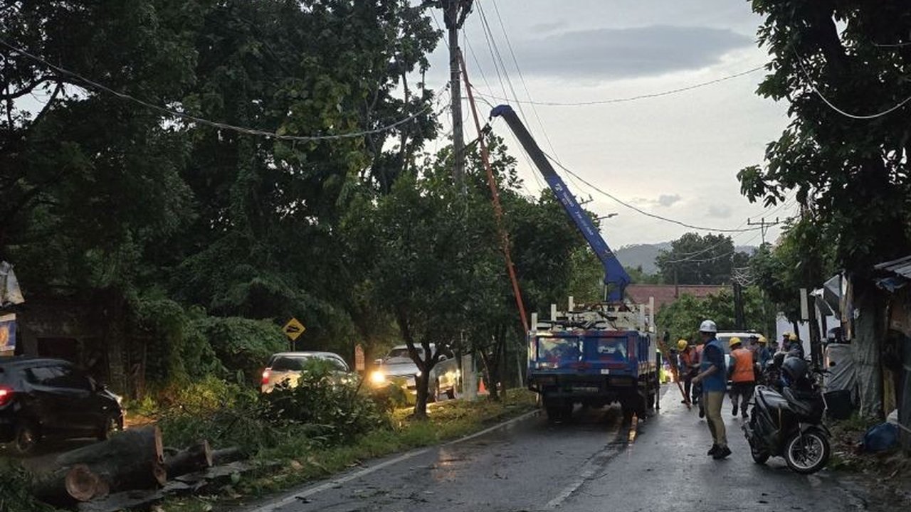 PLN UID Lampung berhasil pulihkan pasokan listrik ke seluruh pelanggan setelah cuaca ekstrem menyebabkan gangguan di 174.965 pelanggan pada Selasa, 4 Februari 2024.