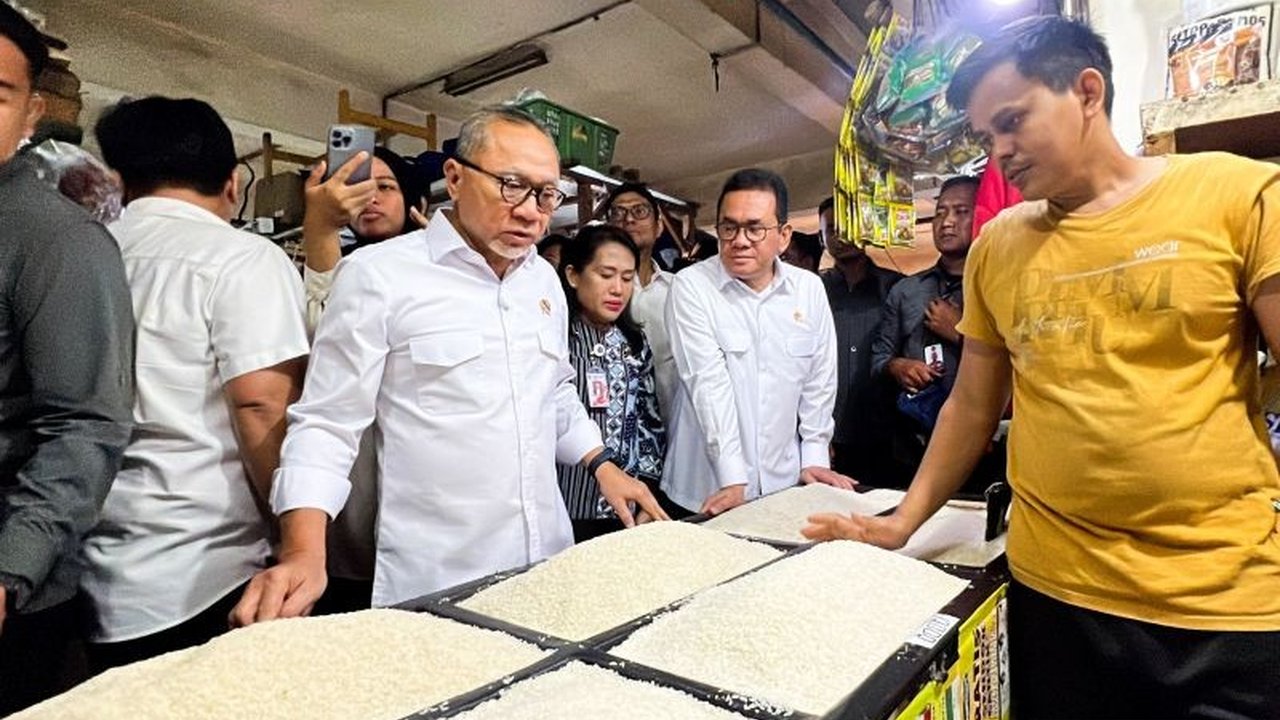 Menjelang Ramadhan dan Idul Fitri, Menteri Koordinator bidang Pangan dan Menteri Perdagangan meninjau langsung Pasar Klender untuk memantau harga dan ketersediaan bahan pangan pokok, menemukan harga relatif stabil kecuali minyak curah.