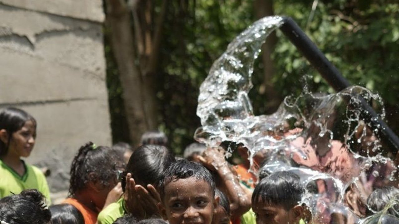 Kolaborasi dan gotong royong di Desa Takarai, Nusa Tenggara Timur, berhasil menghadirkan akses air bersih melalui pompa air tenaga surya, menawarkan solusi inovatif untuk mengatasi krisis air di Indonesia.