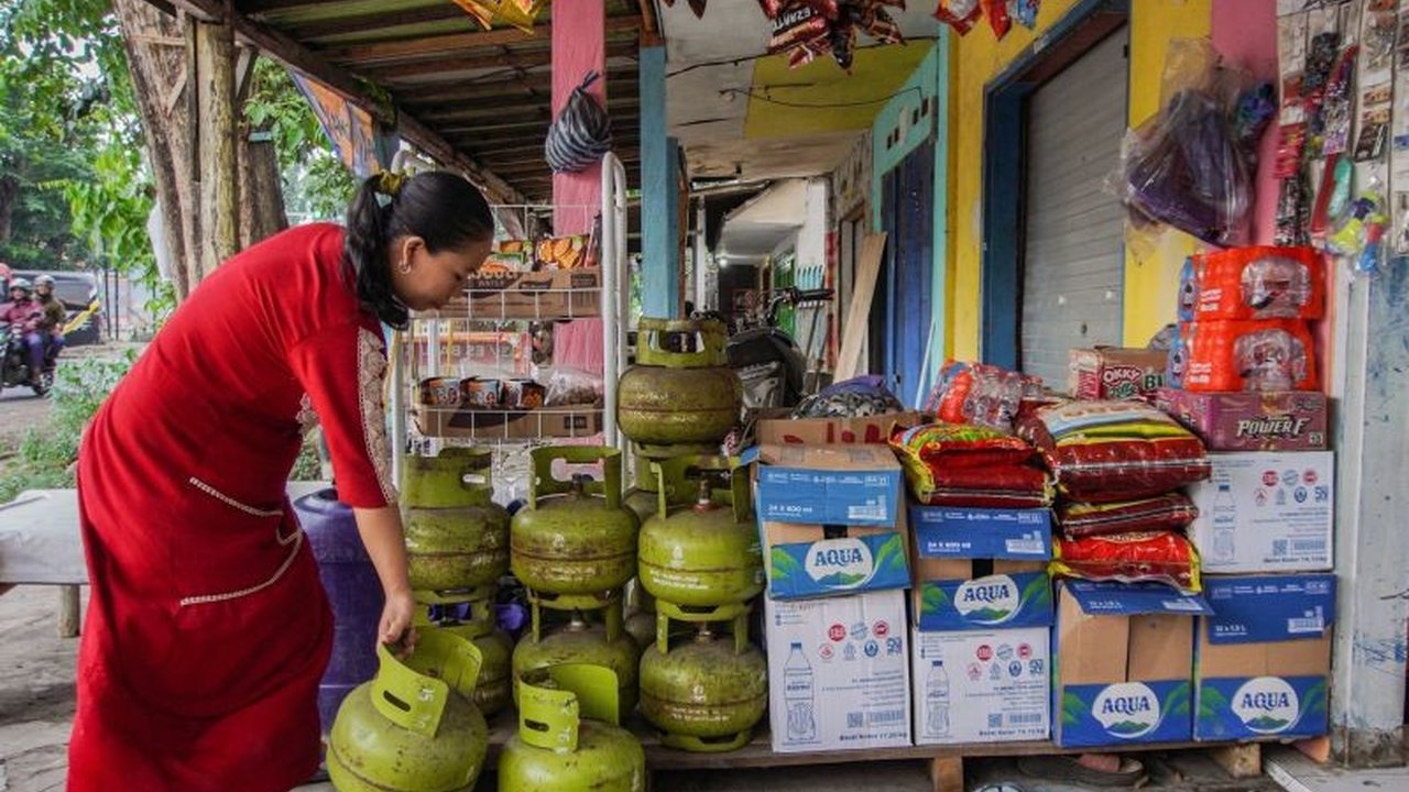 Presiden Prabowo menginstruksikan reaktifasi pengecer LPG 3 kg untuk mengatasi kelangkaan dan kepanikan masyarakat, meskipun Komisi VI DPR RI meminta pengawasan ketat agar tidak terjadi penimbunan dan penjualan di atas HET.