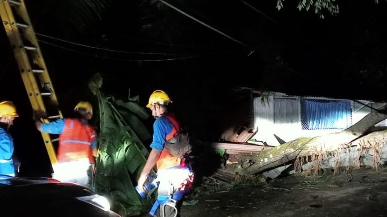PLN UIW MMU berhasil pulihkan sistem kelistrikan di Ambon dalam waktu 6 jam setelah padam akibat cuaca buruk berupa hujan dan angin kencang yang menyebabkan pohon tumbang dan merusak jaringan listrik.