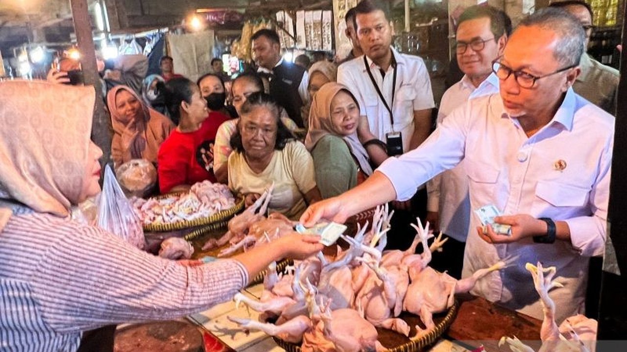 Menko Pangan Zulkifli Hasan (Zulhas) meninjau harga dan stok pangan di Pasar Klender, Jakarta Timur, lalu membeli dan membagikan sembako secara gratis kepada warga.