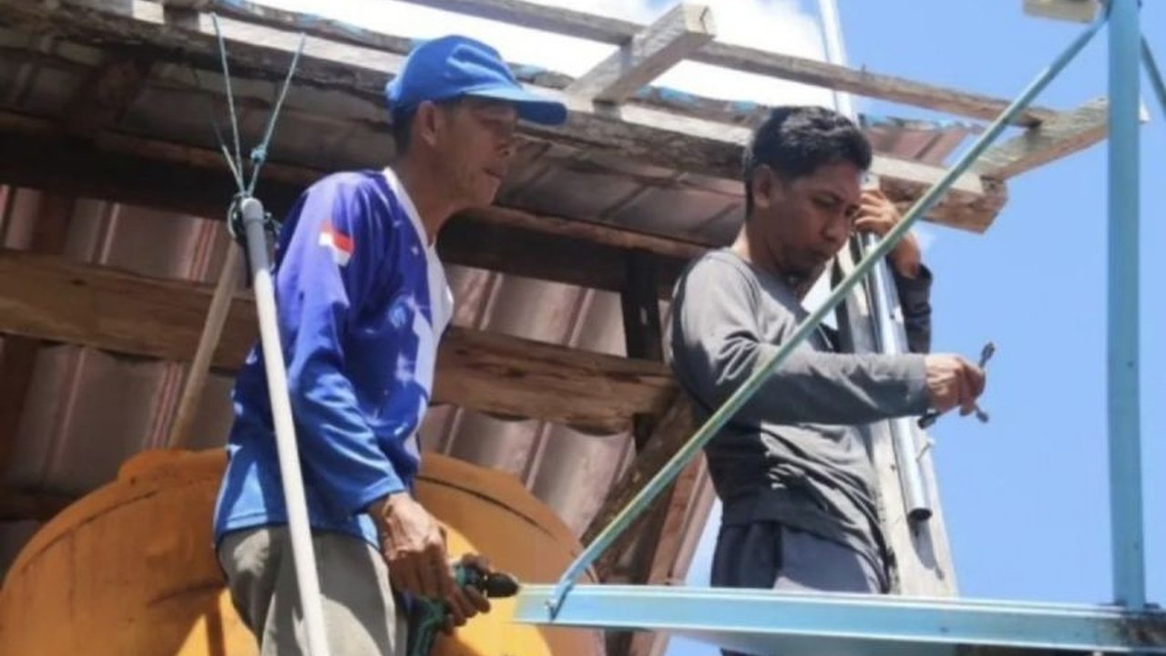 Pemerintah Kotawaringin Timur (Kotim), Kalimantan Tengah, memanfaatkan teknologi VSAT dan Starlink untuk menyediakan akses internet gratis di berbagai desa, terutama di daerah terpencil yang sulit dijangkau sinyal.