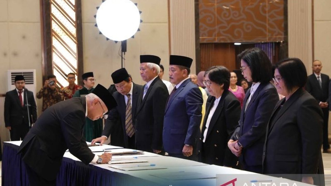 Mendikbudristek, Satrio Soemantri Brodjonegoro, melantik sejumlah pejabat baru dan menekankan pentingnya etika jabatan, integritas, dan tanggung jawab dalam menjalankan tugas untuk mendukung cita-cita Presiden.