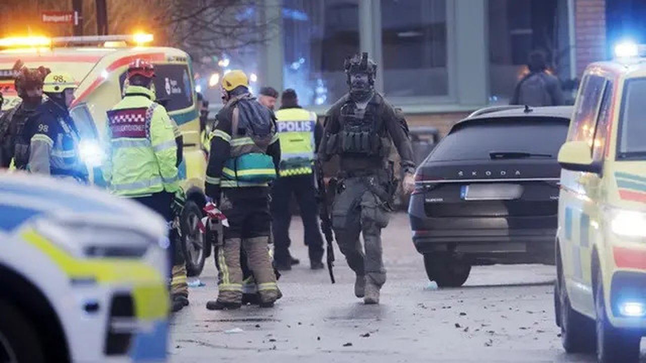 Layanan darruat di lokasi penembakan massal di Sekolah Risbergska di Orebro, Swedia, Selasa (4/2/2025). (Dok. Kicki Nilsson/Kantor berita TT via AP)