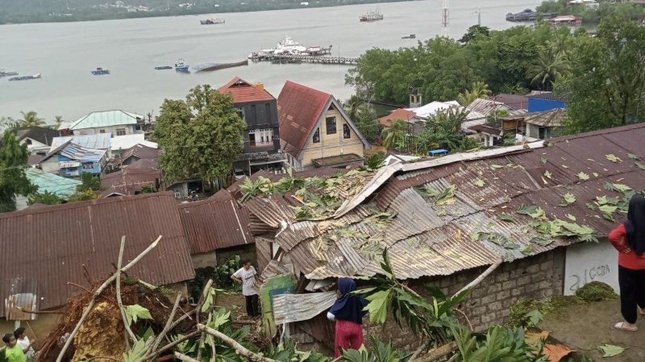 Hujan deras disertai angin kencang di Ambon menyebabkan kerusakan rumah warga dan pohon tumbang di beberapa lokasi, namun tidak ada korban jiwa.