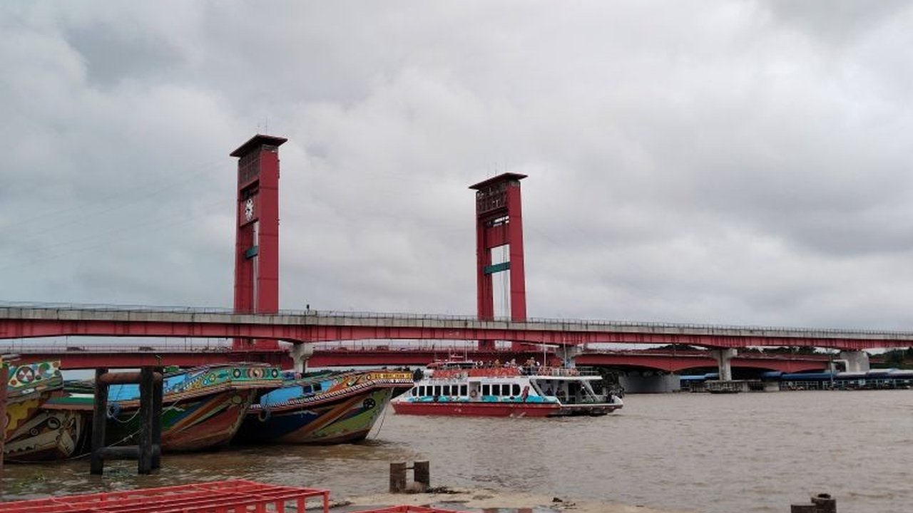 Pemkot Palembang mengajak warga menyaksikan teater perang spektakuler selama lima hari lima malam di Sungai Musi pada 15 Februari 2025, sebagai upaya meningkatkan kunjungan wisatawan dan Pendapatan Asli Daerah (PAD).