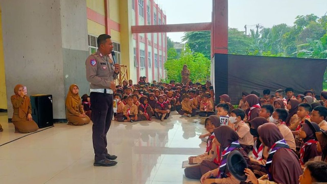 Polres Metro Bekasi melakukan program 'Police Goes to School' di SDN Telaga Murni 04, Cikarang Barat, memberikan edukasi tertib berlalu lintas dan bahaya perundungan kepada para siswa.