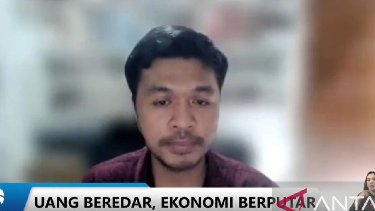 LPEM FEB UI memprediksi pertumbuhan ekonomi Indonesia tahun 2024 sebesar 5,2 persen, namun adanya perlambatan di triwulan III 2024 mengindikasikan tantangan struktural yang perlu diperhatikan.