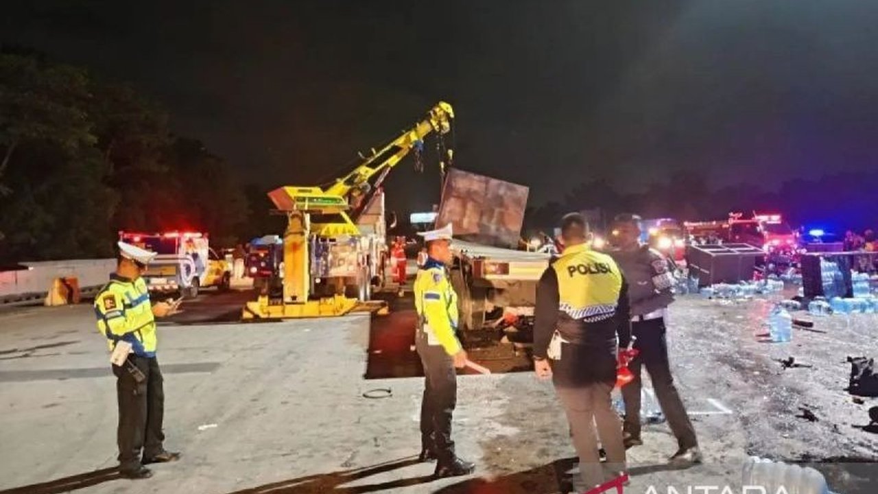 Kecelakaan beruntun di GT Ciawi akibat truk dengan uji berkala aktif menewaskan 8 orang dan melukai 11 lainnya; polisi selidiki penyebab pasti kecelakaan.