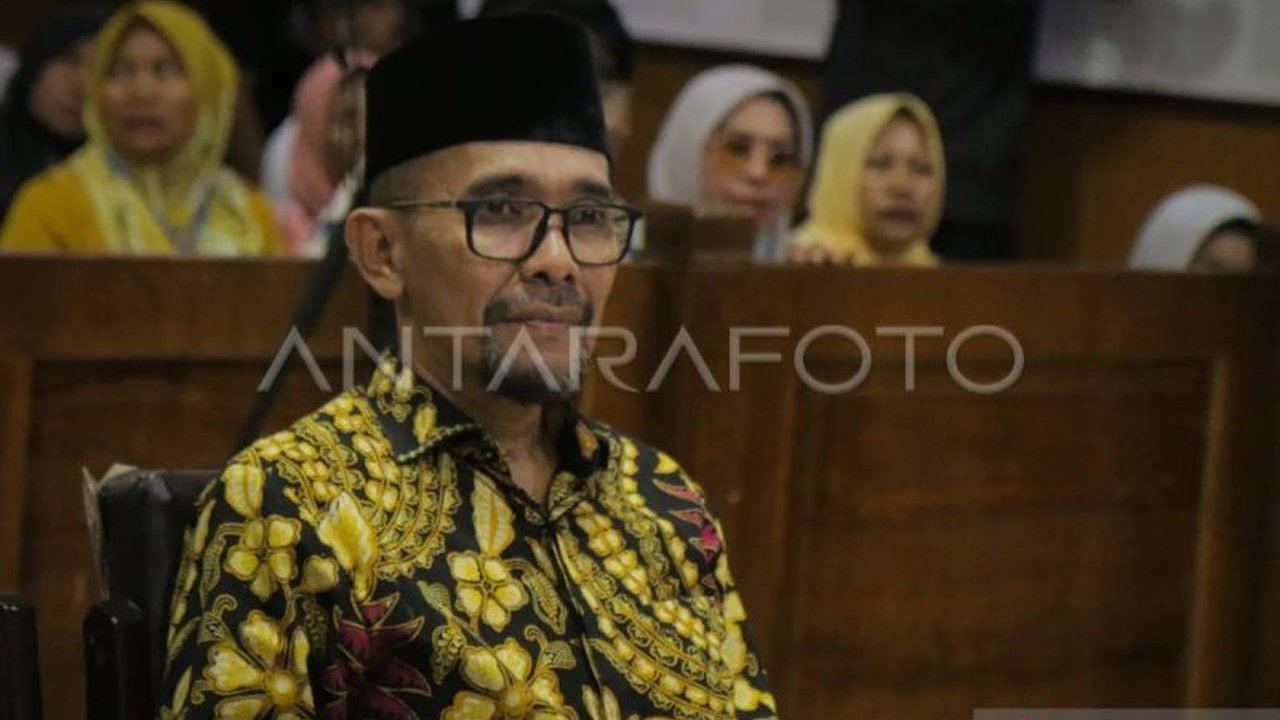 Mahkamah Agung menolak kasasi mantan Wali Kota Bima, Muhammad Lutfi, terkait kasus korupsi pengadaan barang dan jasa, sehingga hukuman 7 tahun penjara tetap berlaku.