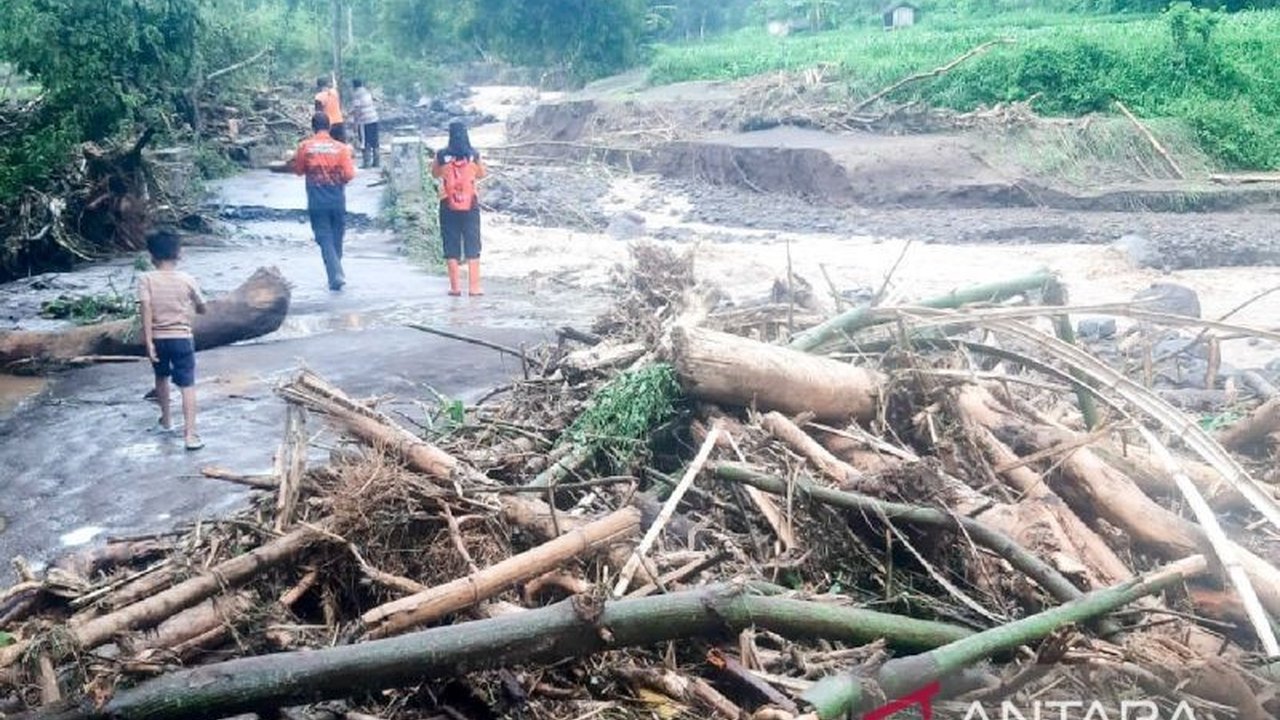 Banjir bandang di Situbondo menyebabkan jembatan penghubung Dusun Ngabinan terputus, mengisolasi ratusan kepala keluarga dan memaksa mereka menggunakan jalur alternatif yang berbahaya.