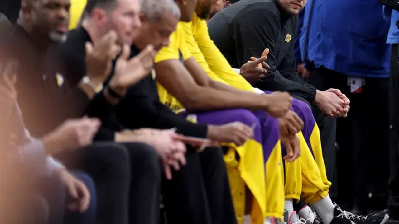 Luka Doncic duduk di bench Lakers untuk pertama kalinya saat melawan Clippers di lanjutan NBA 2024/2025 (AFP)