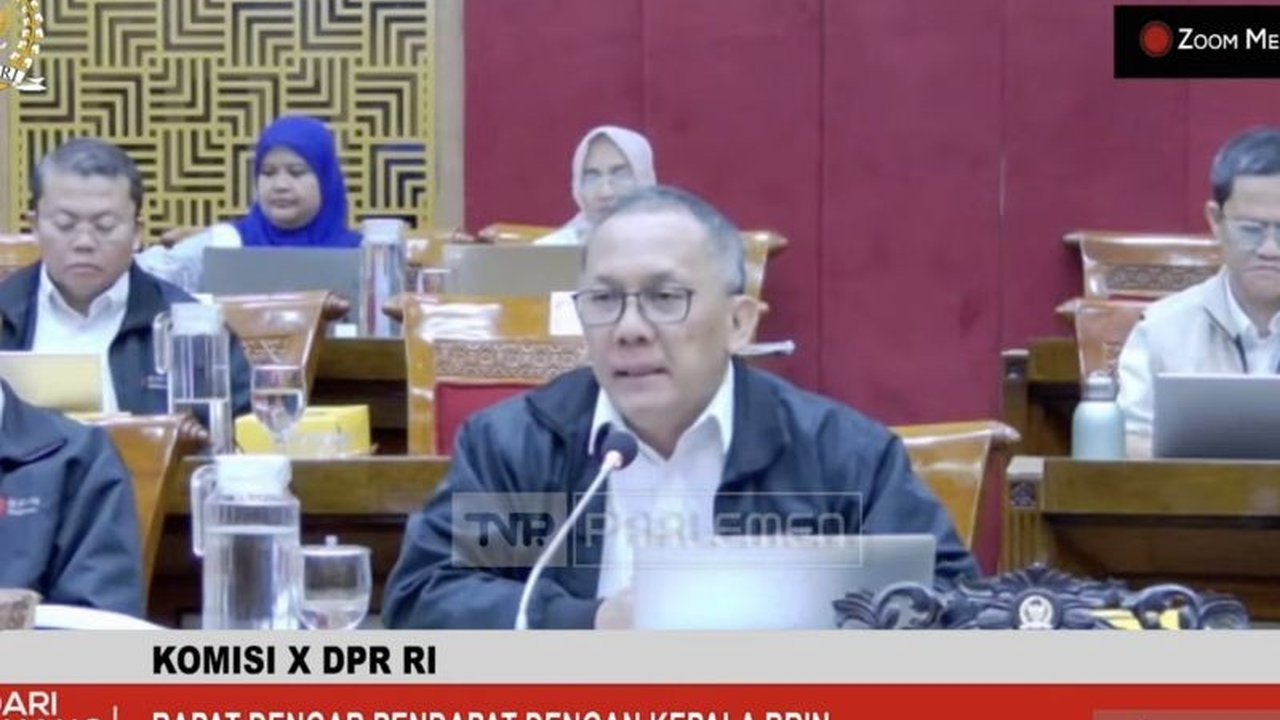 Kepala BRIN, Laksana Tri Handoko, menjelaskan kebijakan bekerja di pusat riset sejak awal 2025 sebagai upaya optimalisasi fasilitas dan peningkatan kolaborasi, bukan penarikan paksa peneliti ke Jakarta.