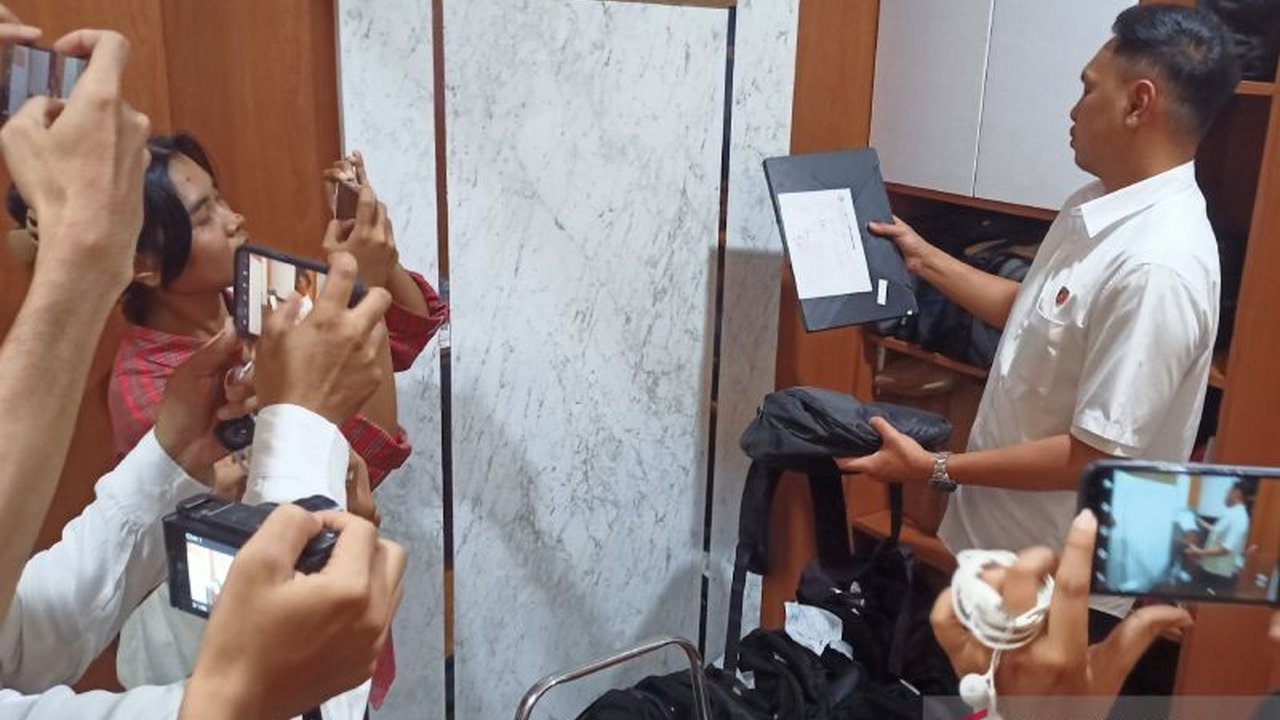 Polresta Mataram mengungkap kasus penggelapan 51 laptop dengan modus proyek fiktif tes CASN, di mana pelaku, WH, menggadaikan laptop-laptop sewaan tersebut untuk memenuhi gaya hidupnya.