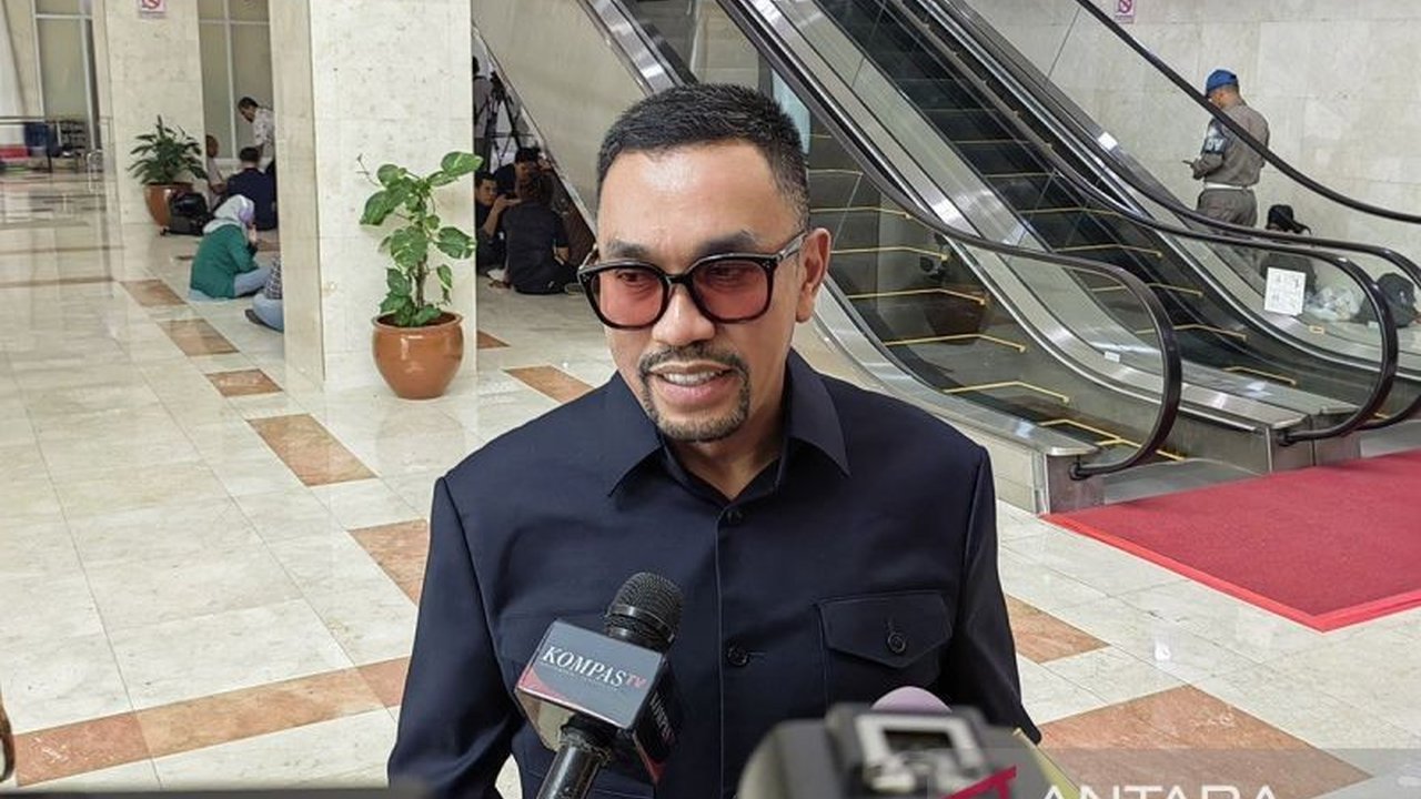 Komisi III DPR mendukung kebijakan Kapolri yang mewajibkan pejabat kepolisian untuk membuat akun media sosial guna merespon aduan masyarakat secara cepat dan efektif, namun menekankan perlunya SOP yang jelas.