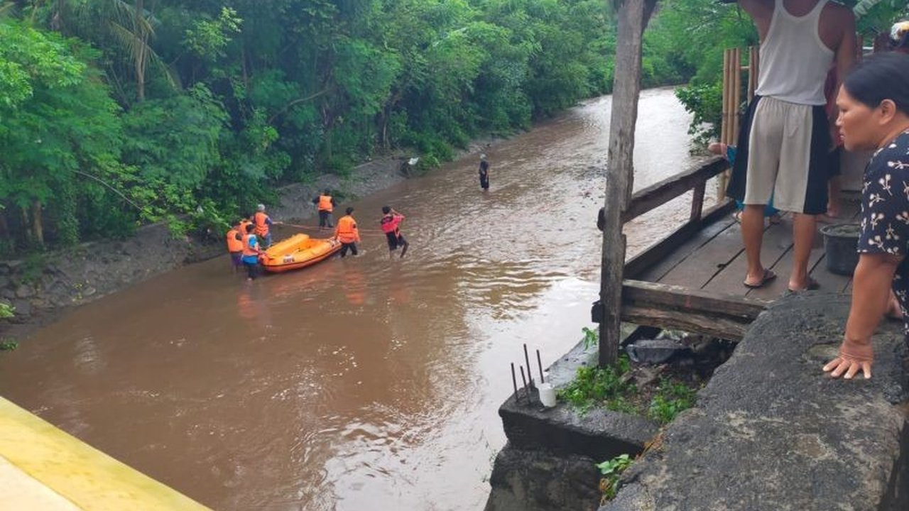 Tim SAR gabungan berhasil mengevakuasi jenazah Monggo, korban banjir bandang di Desa Luk, Sumbawa, NTB, setelah terseret arus sungai pada Selasa, 4 Februari 2025.