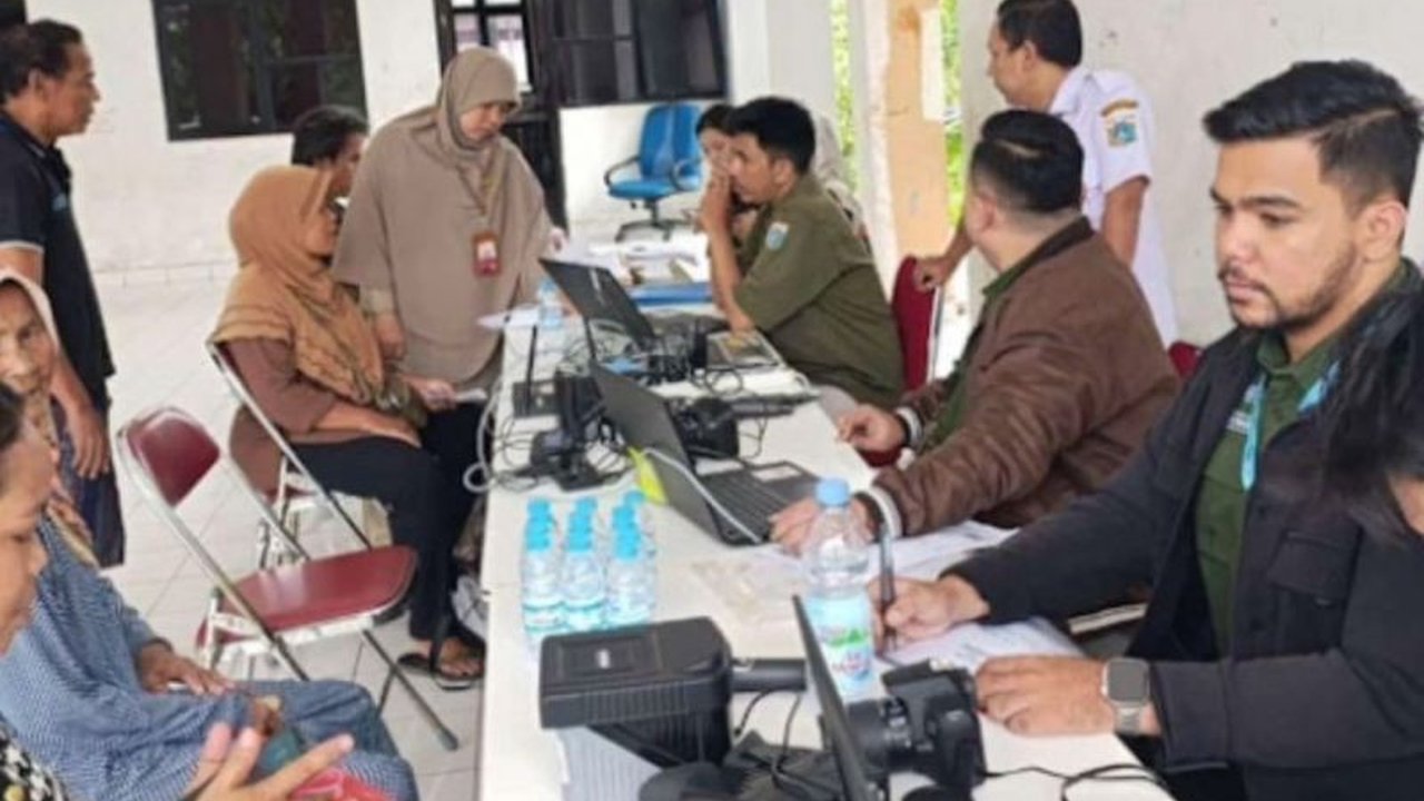 Pemerintah Kota Jakarta Utara memberikan pelayanan administrasi kependudukan kepada 64 warga yang sebelumnya tinggal di kolong Tol Ir Wiyoto Wiyono dan telah direlokasi ke Rusunawa Marunda, membantu mereka mendapatkan identitas resmi.