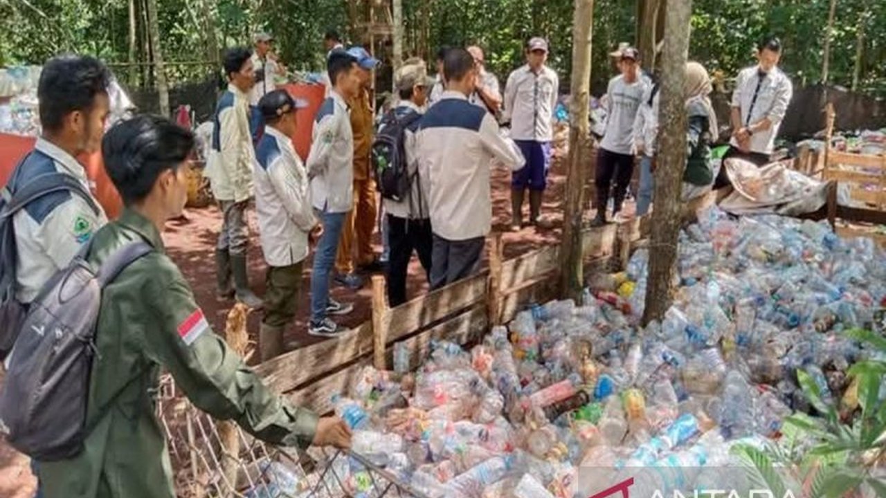 Tahura Sultan Adam, Kalimantan Selatan, mengadakan bimbingan teknis pengelolaan sampah 3R untuk petugas kebersihan guna menjaga kebersihan dan kenyamanan kawasan wisata.