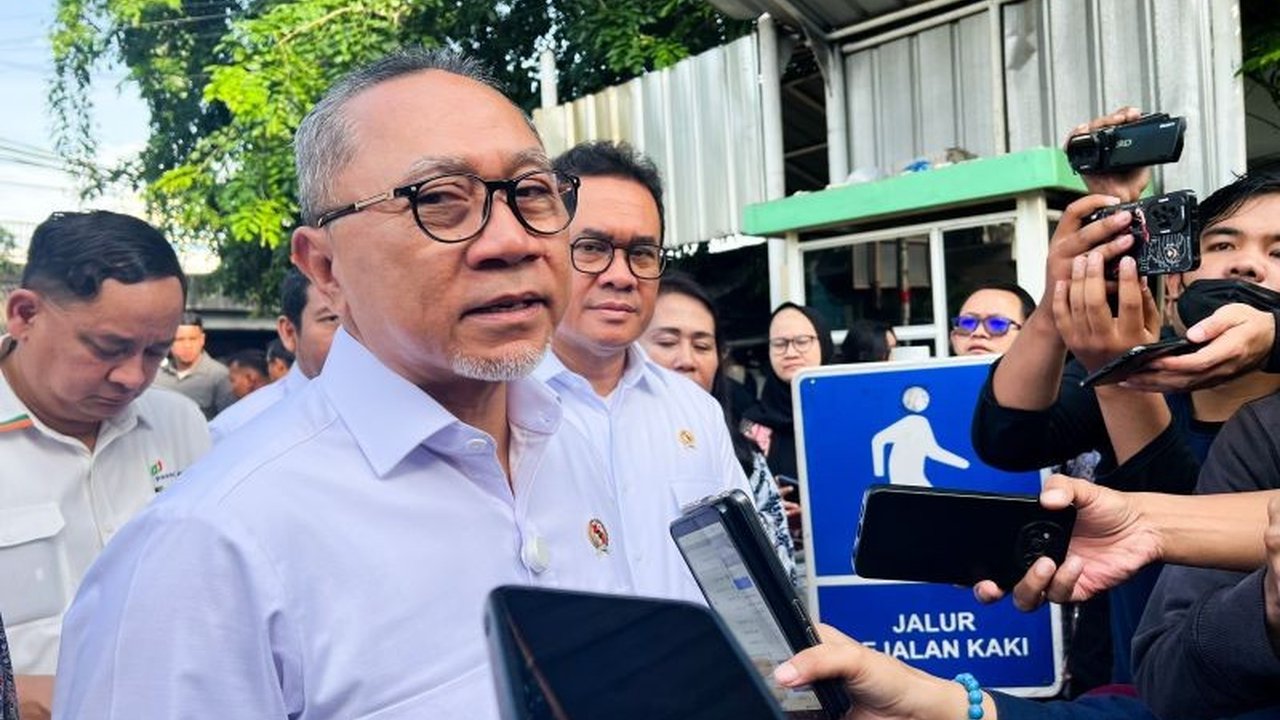 Menteri Zulkifli Hasan dan Menteri Perdagangan Budi Santoso memberikan peringatan keras kepada distributor Minyakita yang nakal dan menahan distribusi, menyebabkan harga di atas HET.