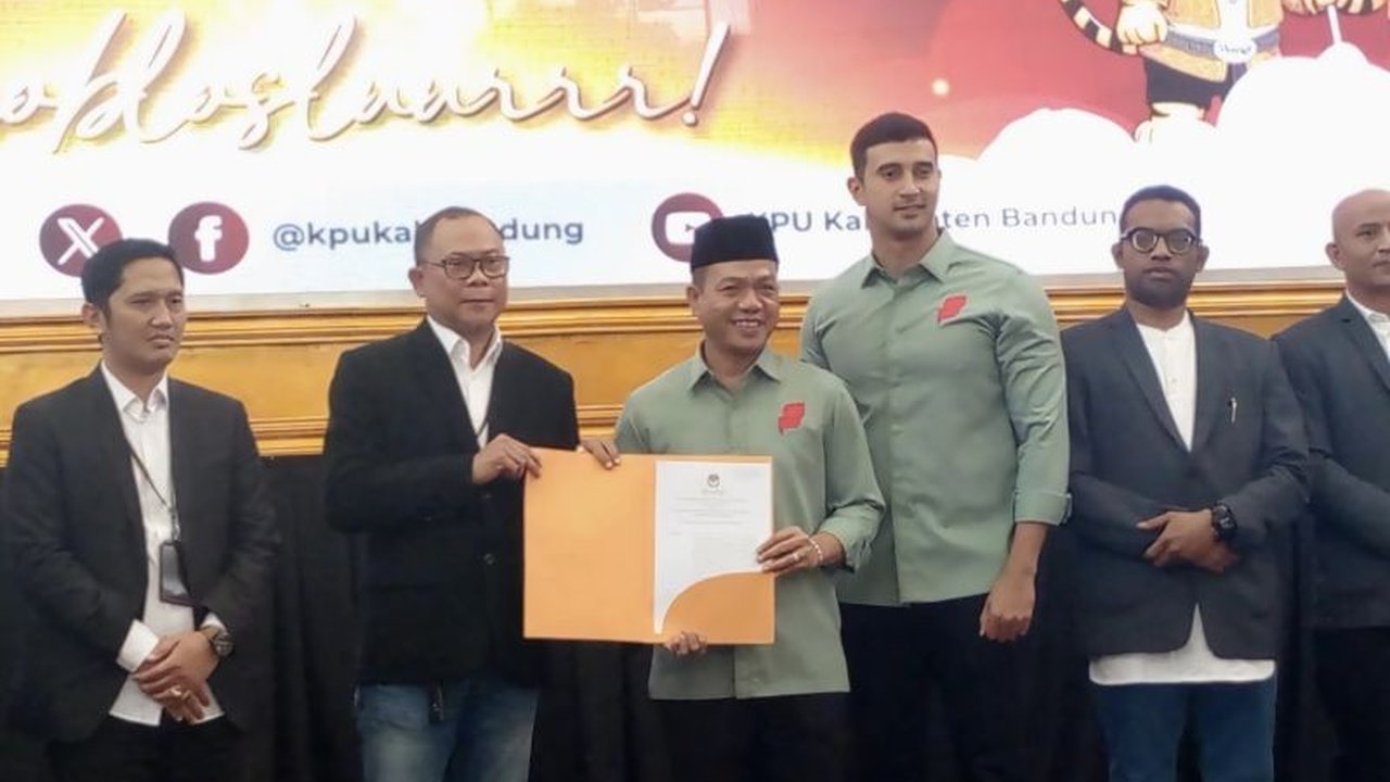 KPU Kabupaten Bandung menetapkan Dadang Supriatna-Ali Syakieb sebagai pemenang Pilkada 2024 setelah MK menolak gugatan, unggul sekitar 200.000 suara dari pasangan Sahrul Gunawan-Gun Gun Gunawan.