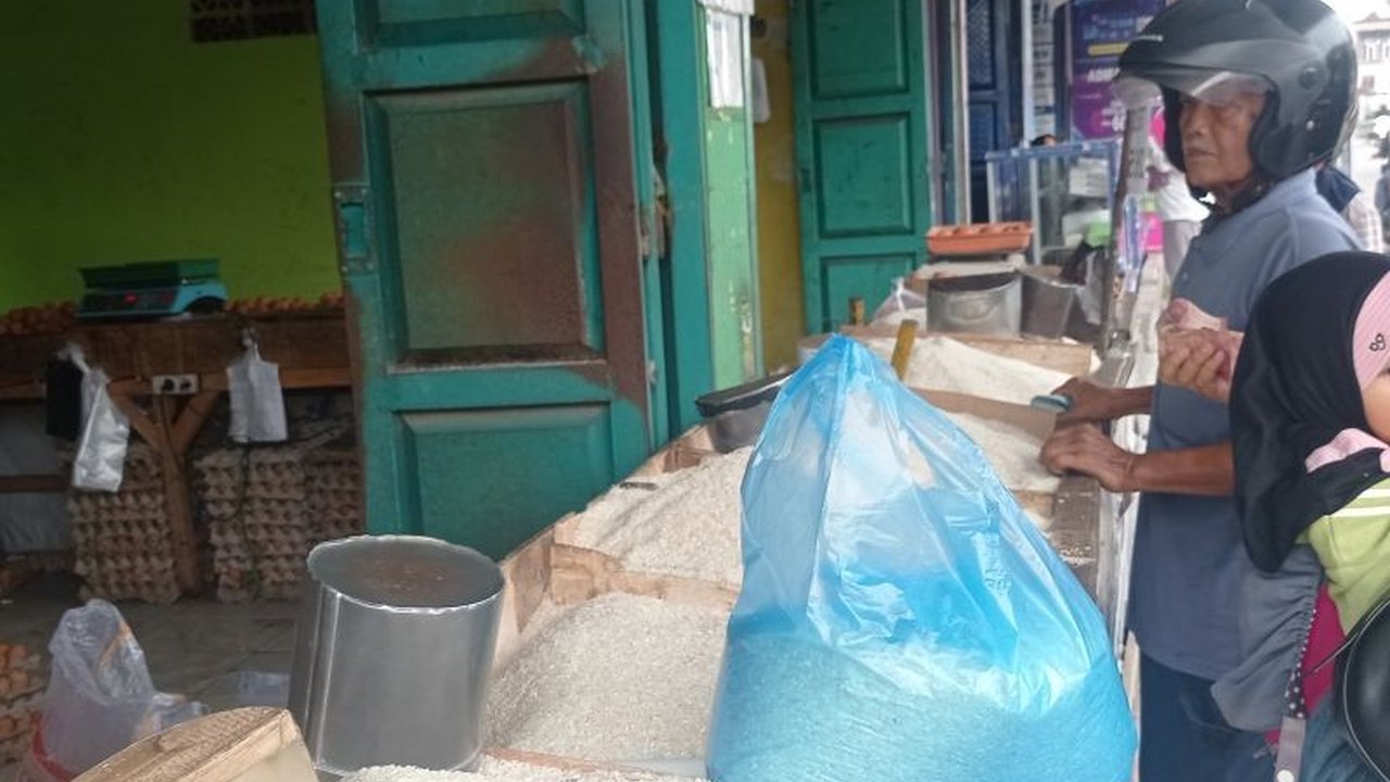 Harga beras medium di Kabupaten Lebak, Banten turun tipis Rp200-Rp300 per kg menjelang Ramadhan 2025 karena panen raya, diharapkan harga kembali normal di kisaran Rp10.000-Rp12.000 per kg.