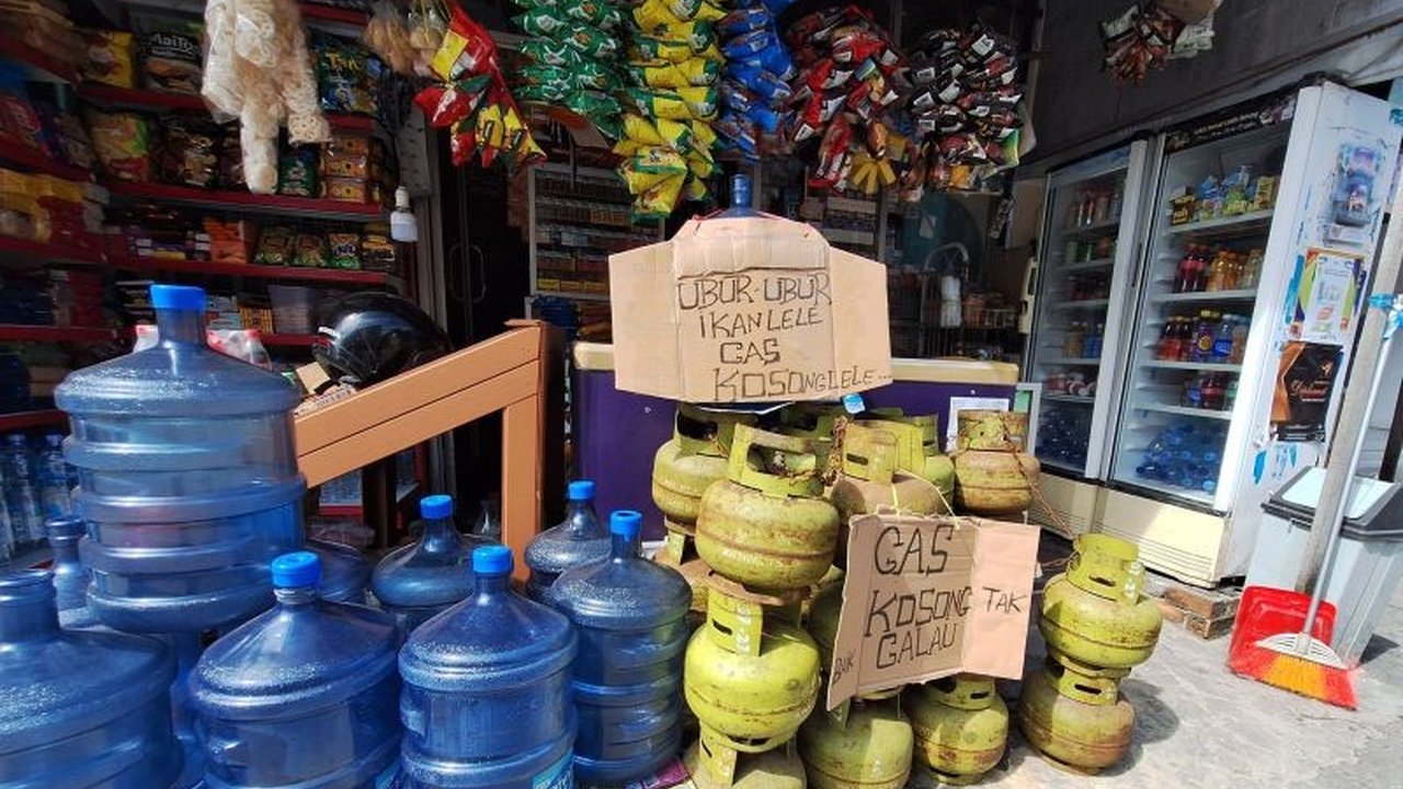 Presiden Prabowo Subianto mengizinkan pedagang kecil di Balikpapan kembali menjual elpiji 3 kg bersubsidi, disambut gembira pedagang meski harga jual di atas HET.