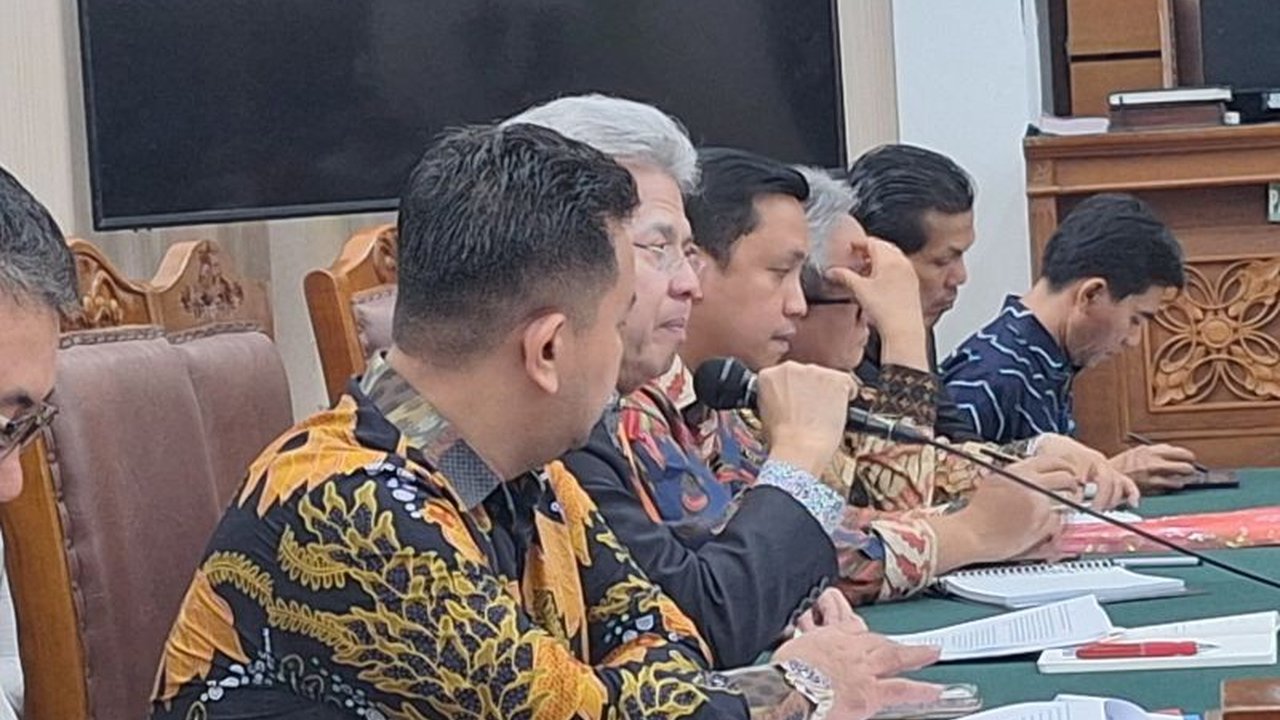 Tim kuasa hukum Hasto Kristiyanto mempertanyakan kecepatan KPK menetapkan kliennya sebagai tersangka kasus dugaan perintangan penyidikan, yang dinilai menimbulkan kegaduhan di masa Natal dan mengalihkan isu.