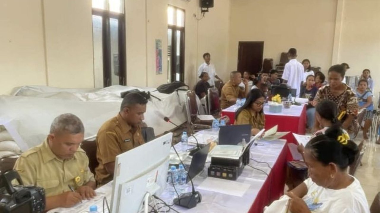 Layanan Cetak Dokumen Kependudukan Ambon Normal Kembali