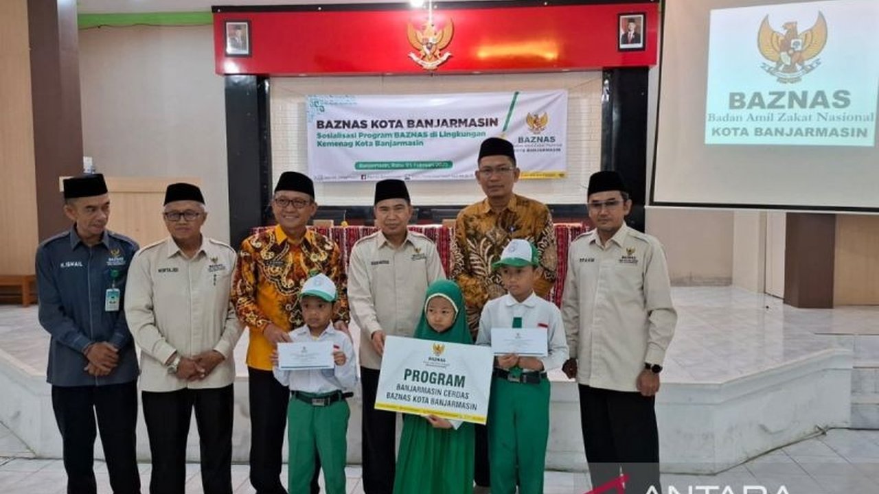 Baznas Banjarmasin memberikan beasiswa pendidikan kepada 30 siswa madrasah dari keluarga kurang mampu melalui program Banjarmasin Cerdas,  dengan target peningkatan pengumpulan zakat untuk program serupa di masa mendatang.
