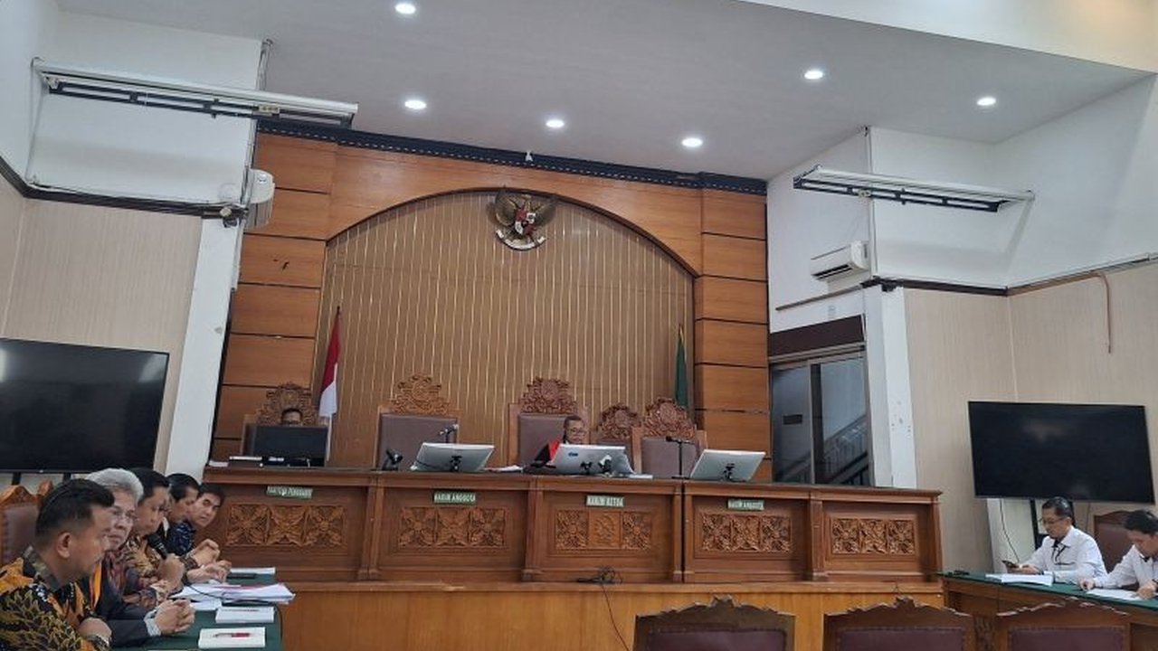 Tim kuasa hukum Hasto Kristiyanto menilai penetapan tersangka kliennya sebagai upaya pengalihan isu dan menciptakan kegaduhan di tengah perayaan Natal 2024, bahkan mengaitkannya dengan kritik terhadap kebijakan Jokowi.