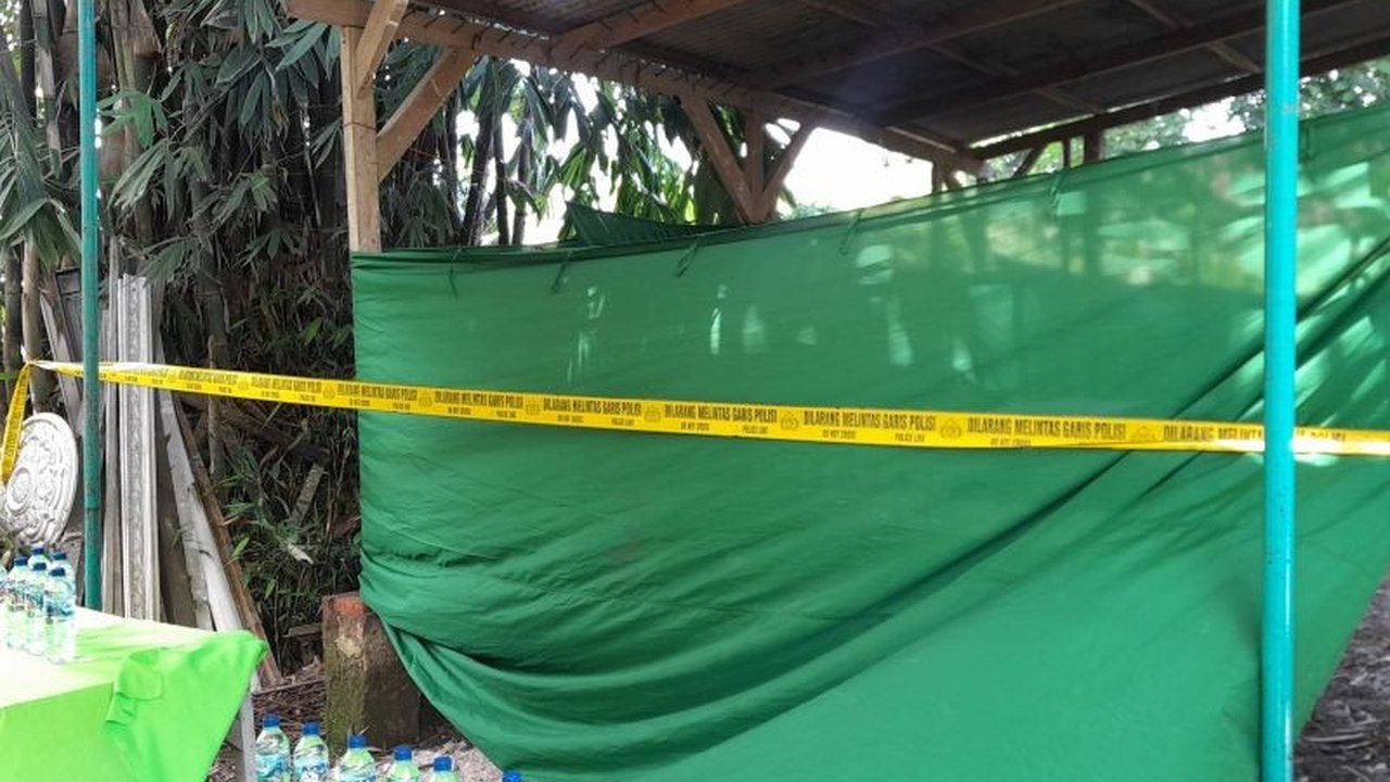 Seorang penagih hutang bank emok di Bekasi ditemukan tewas di rumah nasabahnya, dan polisi telah menangkap pelaku pembunuhan tersebut.