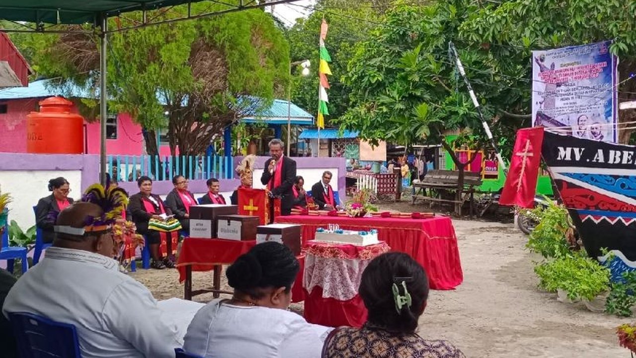 Penjabat Gubernur Papua, Ramses Limbong, menyatakan bahwa HUT Ke-170 Pekabaran Injil di Tanah Papua menjadi momentum penting untuk mempererat kebersamaan dan mewujudkan keadilan serta kesejahteraan bagi seluruh masyarakat.