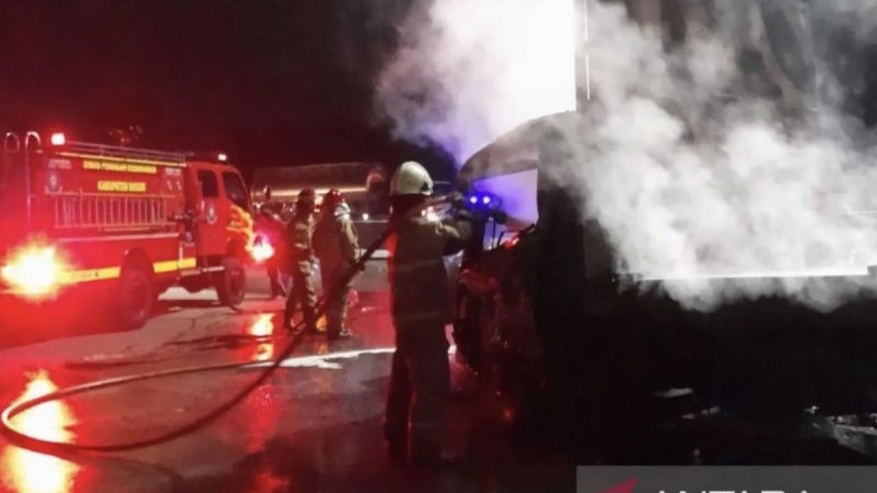 Kecelakaan maut di Gerbang Tol Ciawi, Bogor, mengakibatkan delapan orang meninggal dan enam korban luka masih dirawat di RSUD Ciawi, sementara sopir truk yang diduga mengalami rem blong masih dalam perawatan.