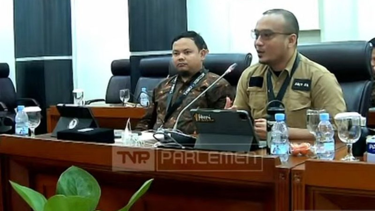 Indonesia Zakat Watch (IZW) merekomendasikan pembentukan Komisi Zakat Indonesia untuk mereformasi tata kelola zakat dan mendorong revisi UU No. 23 Tahun 2011 tentang Pengelolaan Zakat.