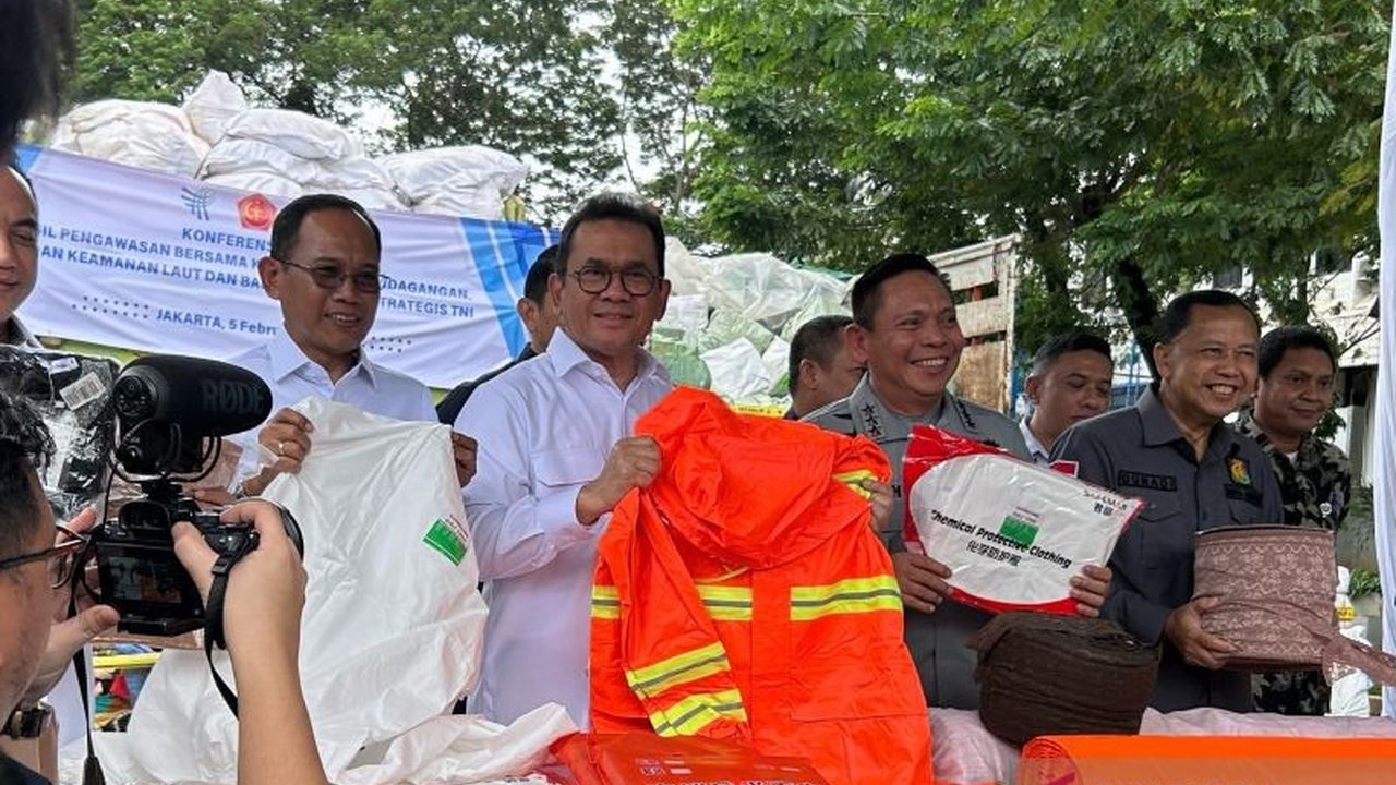 Kementerian Perdagangan (Kemendag) bersama aparat keamanan menyita barang impor ilegal senilai Rp8,3 miliar berupa pakaian bekas, pakaian baru, dan kain gulungan yang diduga berasal dari China dan masuk melalui Kalimantan.