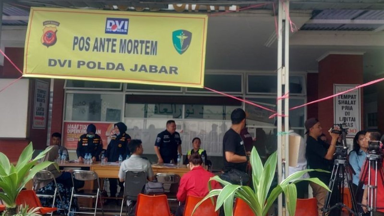 Polri mendirikan posko DVI di RSUD Ciawi untuk identifikasi korban kecelakaan beruntun di Gerbang Tol Ciawi yang menewaskan 8 orang dan melukai 11 lainnya pada Selasa malam (4/2).