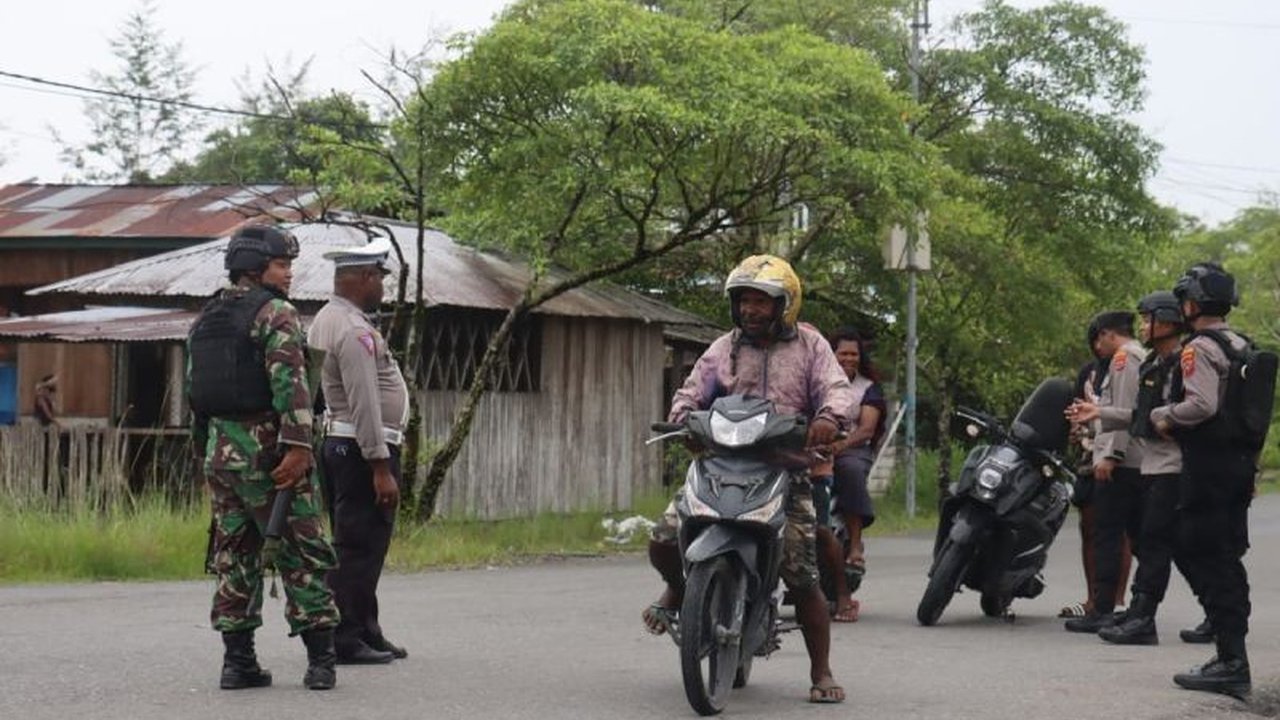 Menjelang putusan Mahkamah Konstitusi terkait Pilkada 2024, TNI-Polri menggelar patroli dan razia di Dekai, Yahukimo, Papua Pegunungan, untuk menjaga keamanan dan kondusivitas wilayah.