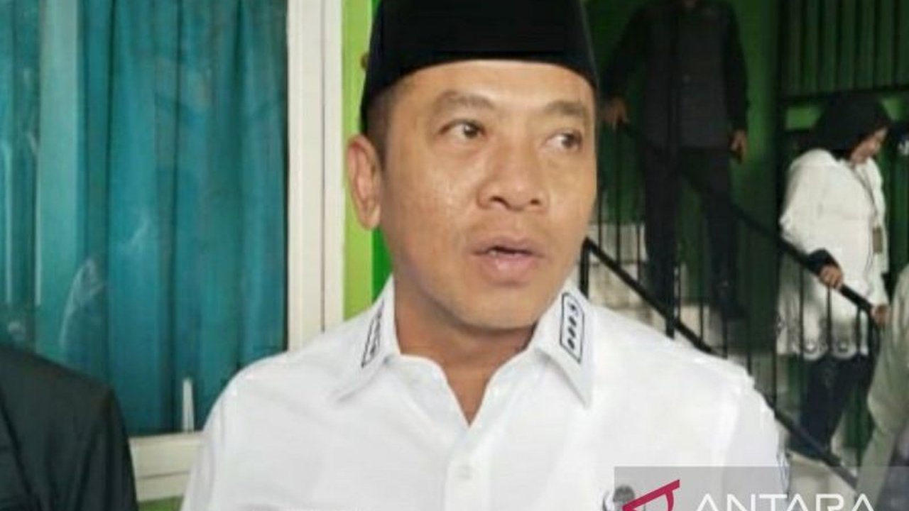 Pemkab Karawang efisiensikan anggaran hingga ratusan miliar rupiah dengan memangkas pengadaan ATK, perjalanan dinas, dan kegiatan rapat di hotel, serta mengalokasikannya untuk program prioritas seperti penurunan angka stunting.