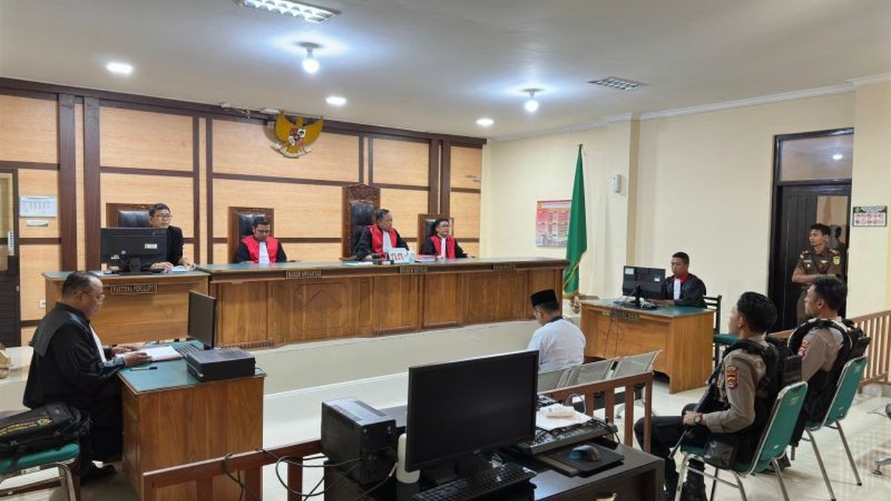 Majelis Hakim Pengadilan Negeri Selong menjatuhkan vonis seumur hidup kepada M Anwar (36) atas pembunuhan istrinya, Lilis Sukmawati, di Lombok Timur, NTB, meskipun Jaksa Penuntut Umum menuntut hukuman mati.