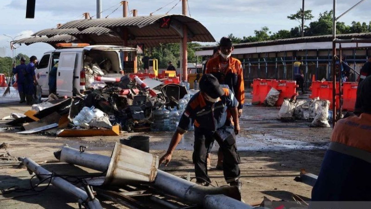Kecelakaan beruntun di Tol Jagorawi mengakibatkan korban jiwa, Menteri AHY meminta semua pihak untuk mematuhi aturan lalu lintas demi mencegah kejadian serupa.