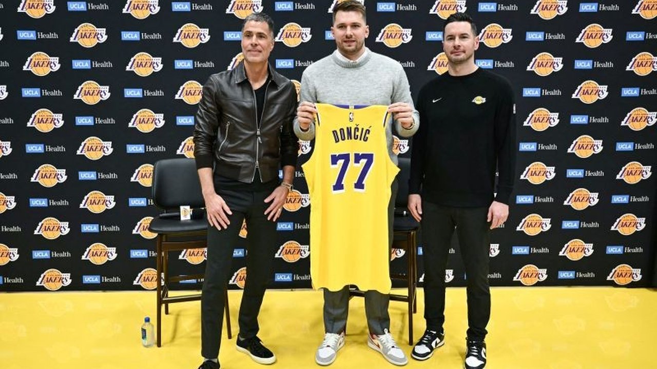 Dalam sebuah kesepakatan mengejutkan, Luka Doncic bergabung dengan Los Angeles Lakers, membentuk duo super bersama LeBron James dan membuka babak baru bagi kedua tim.